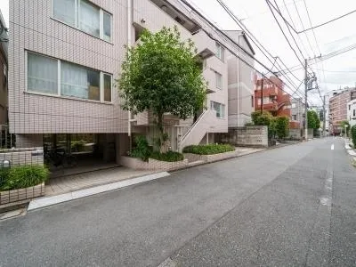 Nakazawa Court - Exterior - ["Apartment", "Geraniums"]