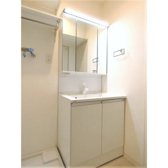 ONE ROOF FLAT TOGOSHI - Interior - ["Mirror", "Sink", "Tap"]
