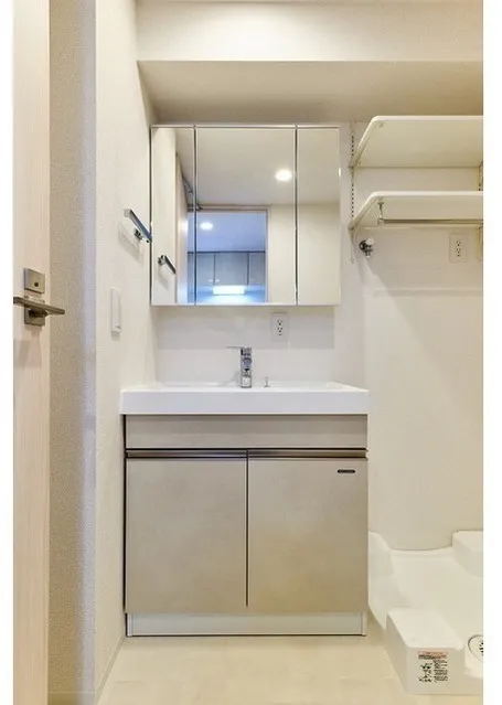 Due Oku - Interior - ["Plumbing fixture", "Bathroom Sink", "Flooring"]