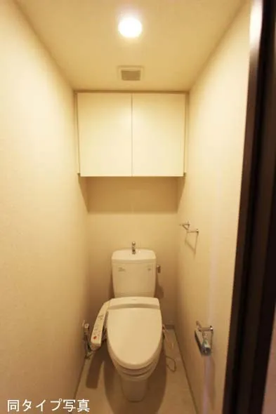 Comforia Tamachi - Interior - ["Toilet seat", "Plumbing fixture", "Toilet"]