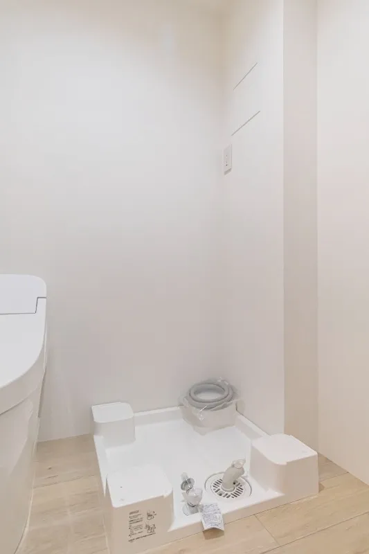 K-Suite Tokyo Toritsu Daigaku - Interior - ["Flooring", "Toilet seat", "Plumbing fixture"]