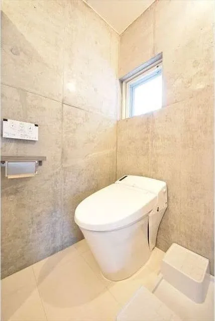 FARE Uehara Noye EAST - Interior - ["Toilet seat", "Toilet", "Plumbing fixture"]