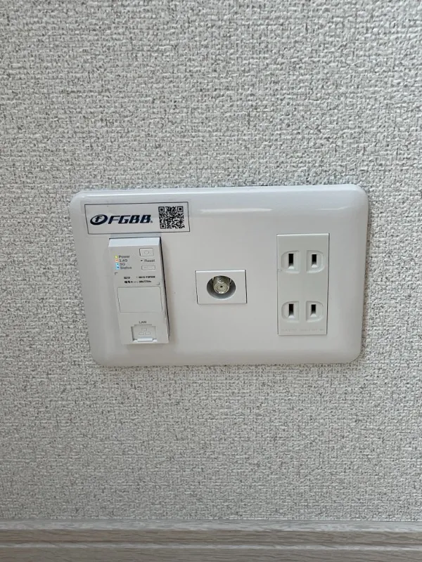 Mare Meidaimae II - Interior - ["Wall Socket", "Technology", "AC power plugs and sockets"]