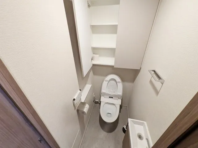 Makes Design Shiba Park - Interior - ["Toilet seat", "Toilet", "Plumbing fixture"]