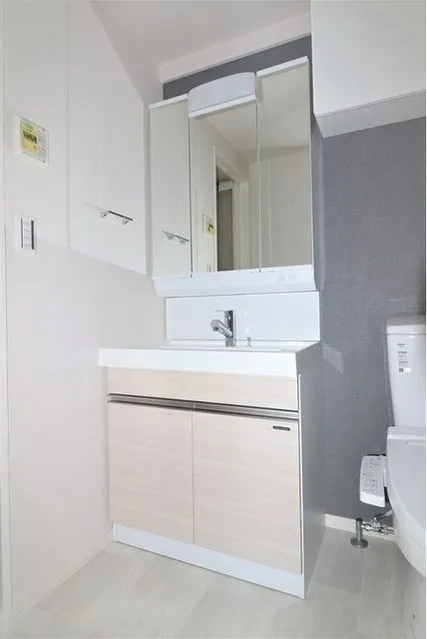 Alpha Court Yahiro - Interior - ["Mirror", "Tap", "Sink"]