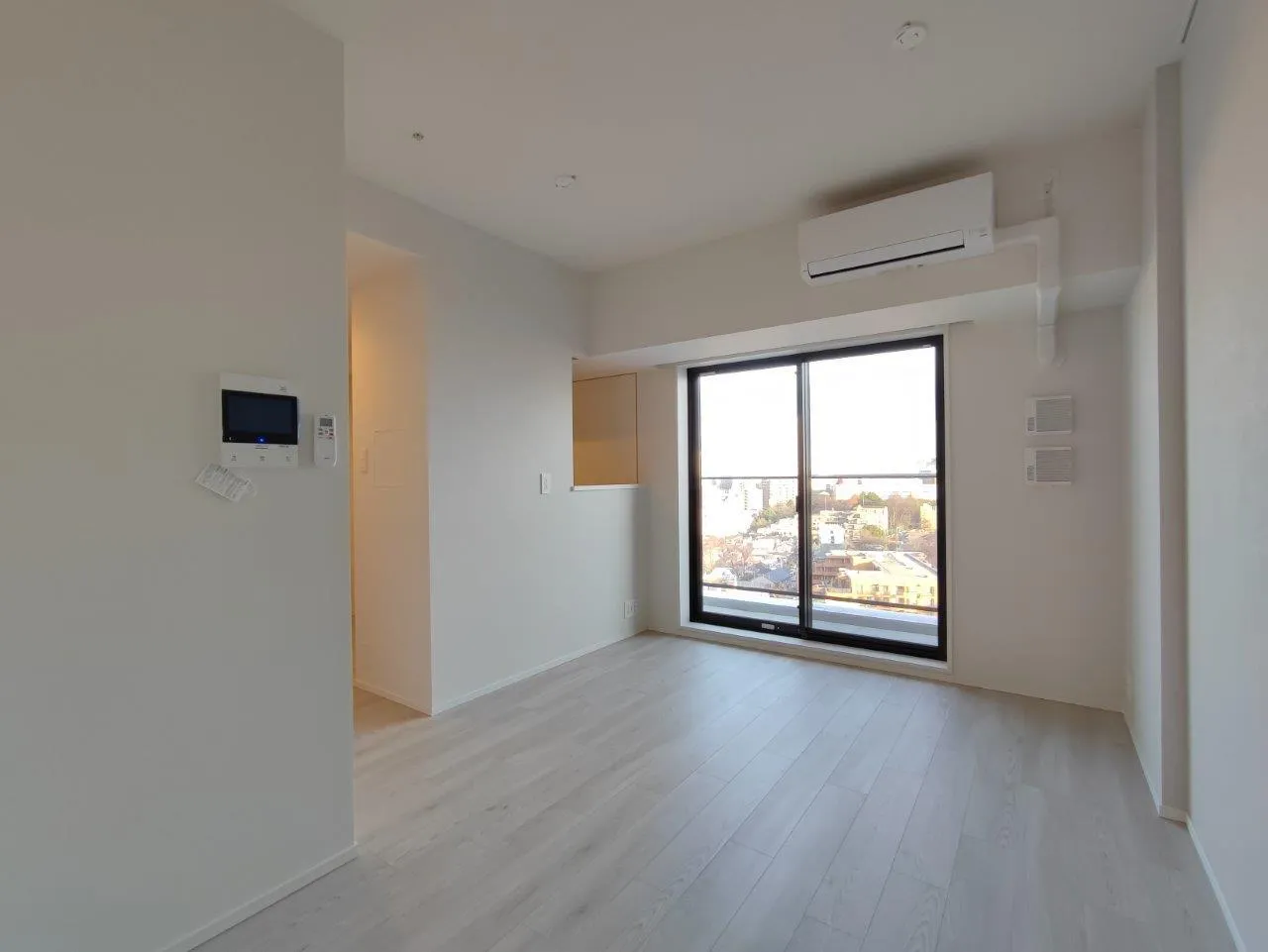 Cross Residence Takadanobaba - Interior - ["Window", "Building", "Fixture"]