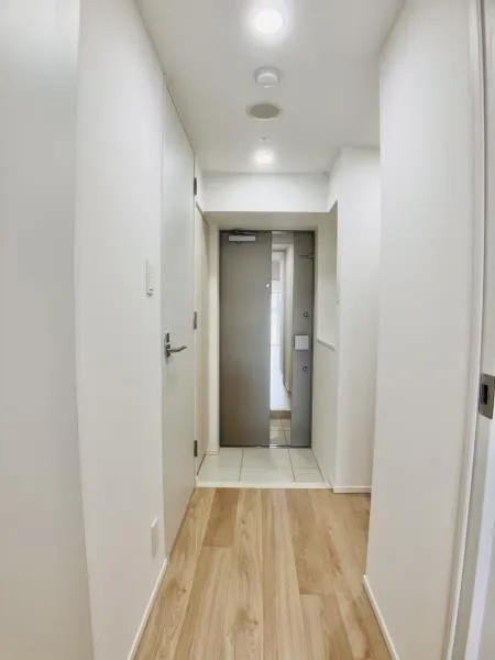 PREMIUM CUBE Ueno - Interior - ["Building", "Fixture", "Door"]
