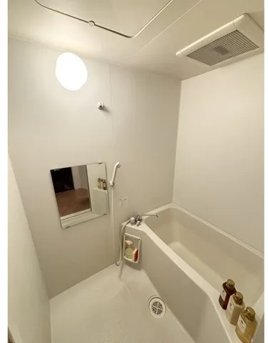 Floris Aurantium 3 - Interior - ["Plumbing fixture", "Flooring", "Bathroom"]