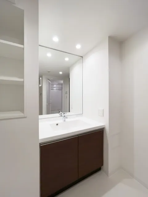 Comforia Komaba - Interior - ["Mirror", "Tap", "Sink"]