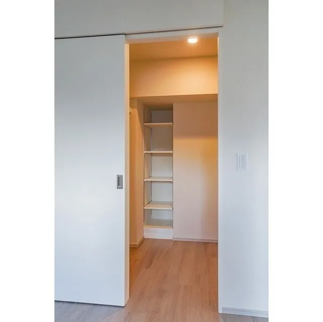 Due Kameido - Interior - ["Fixture", "Wood", "Door"]
