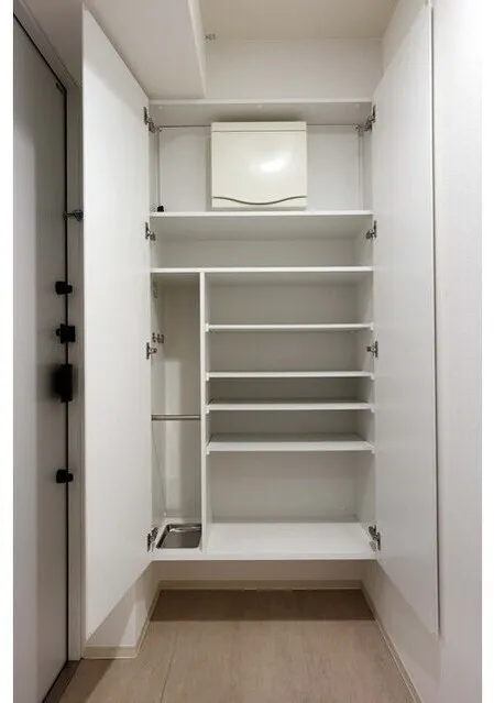 Gran Casa Kiyosumi Shirakawa - Interior - ["Building", "Shelf", "Fixture"]