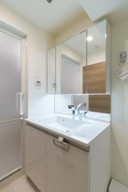 Estrellita Shinjuku Ochiai - Interior - ["Mirror", "Tap", "Bathroom cabinet"]