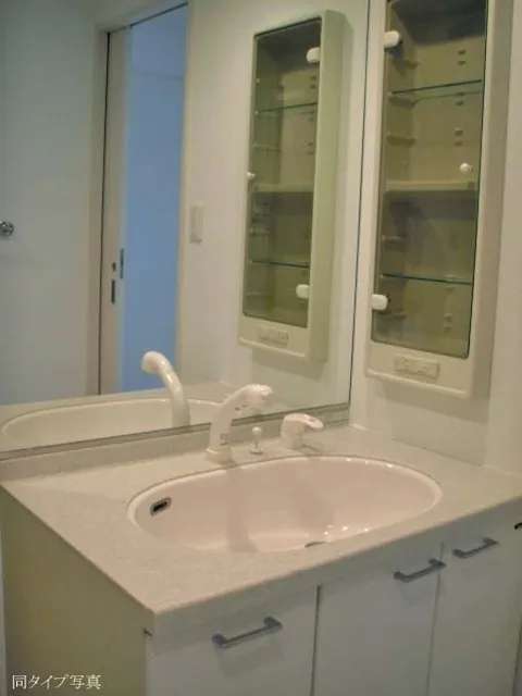 Comforia Meguro Chojamaru - Interior - ["Mirror", "Tap", "Plumbing fixture"]