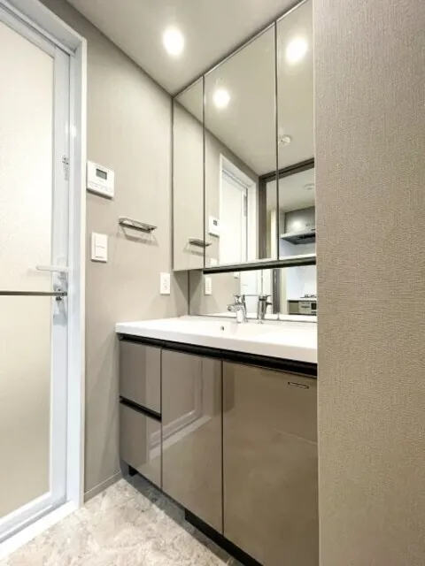 Royal Parks Ariake - Interior - ["Flooring", "Bathroom cabinet", "Interior design"]