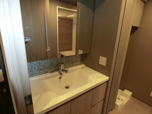 Cross Residence Kamata II - Interior - ["Flooring", "Bathroom Sink", "Bathroom cabinet"]