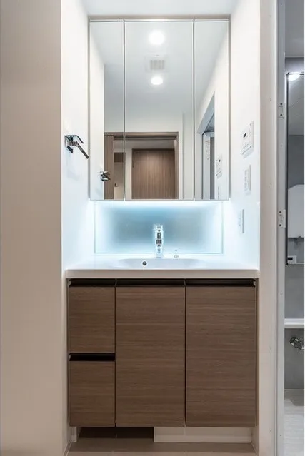 Refill Orb Yoyogi - Interior - ["Mirror", "Tap", "Bathroom cabinet"]