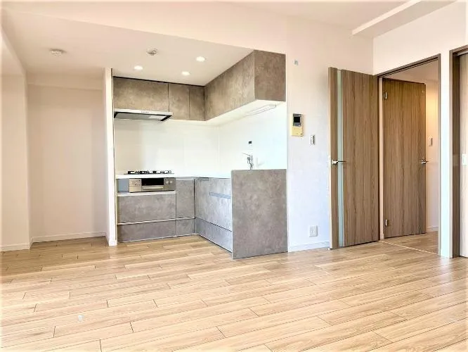 Rene Warabi Building No. 2, Room 807