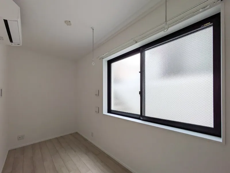 HJ Crown I - Interior - ["Ceiling", "Glass", "Apartment"]