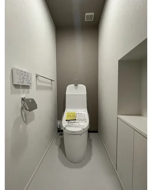 TAKANAWA EDGE - Interior - ["Toilet seat", "Toilet", "Flooring"]