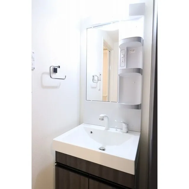 Sharm Toyo - Interior - ["Mirror", "Tap", "Sink"]