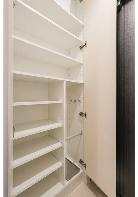 Comforia Liv Bunkyo Gokokuji - Interior - ["Wood", "Flooring", "Shelving"]