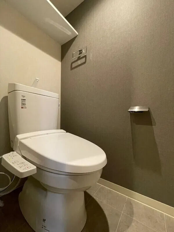 LUMIEC un Toyocho - Interior - ["Toilet seat", "Toilet", "Plumbing fixture"]
