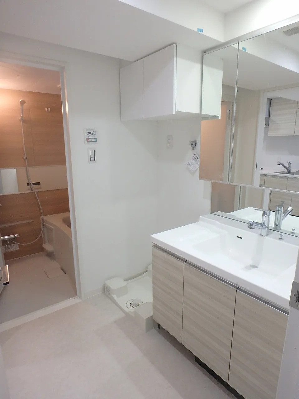 HF Ryogoku Residence - Interior - ["Sink", "Mirror", "Building"]