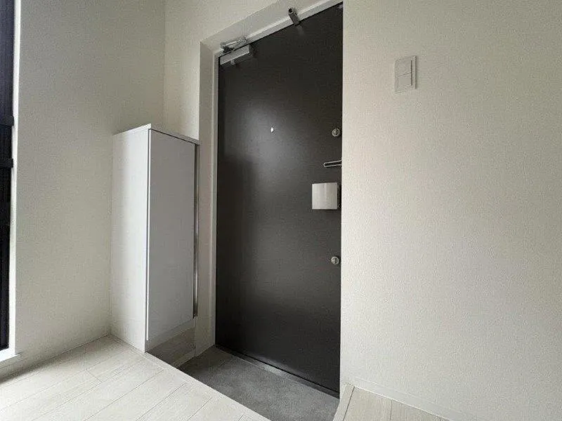LiveFlat Ichigaya - Interior - ["Floor", "Flooring", "Door"]