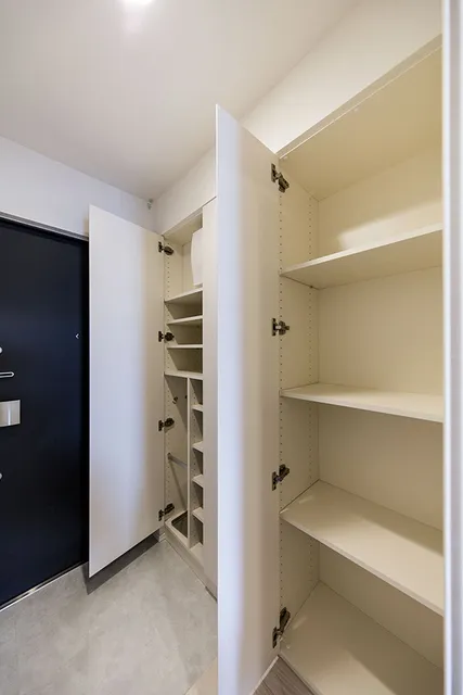 Lions Forsia Gotanda - Interior - ["Property", "Shelf", "Building"]