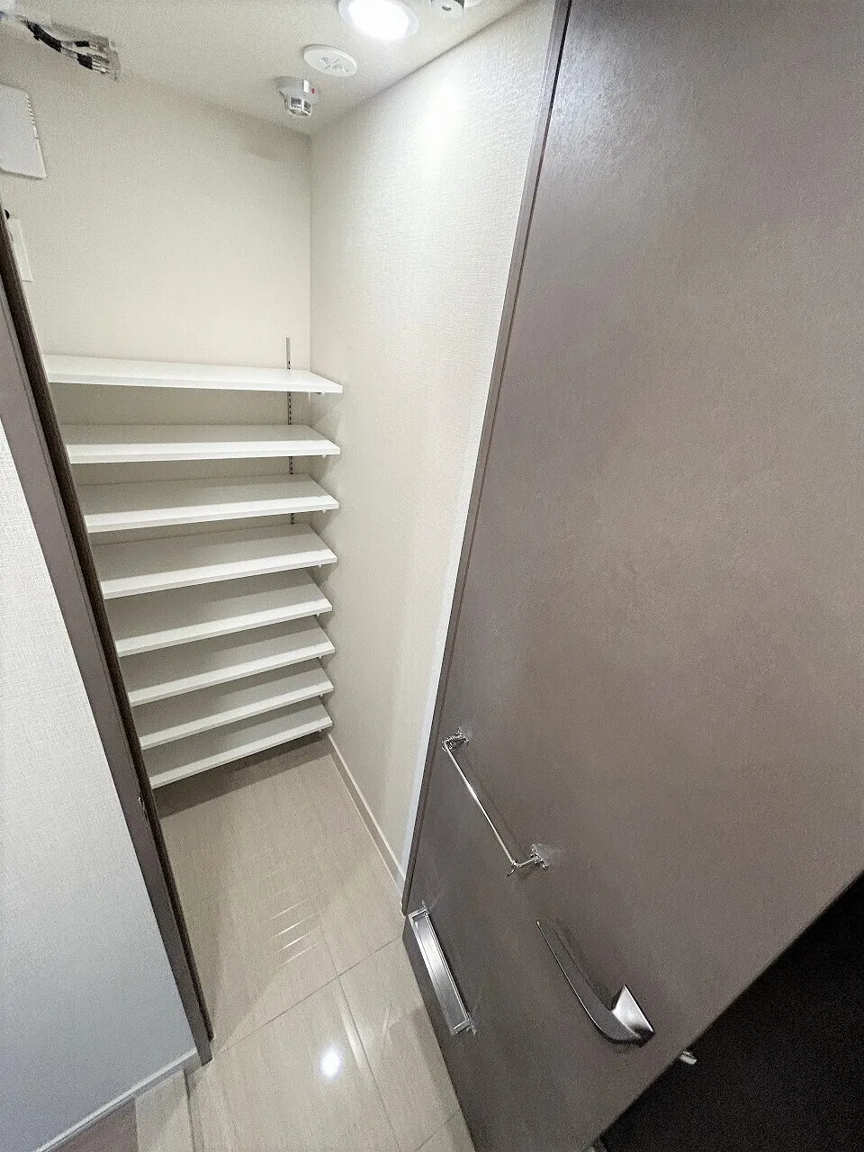 Blanchiesta Kiba - Interior - ["Flooring", "Silver", "Design"]