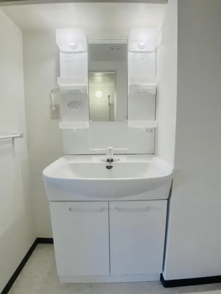 Southern Cross Plaza - Interior - ["Mirror", "Sink", "Property"]