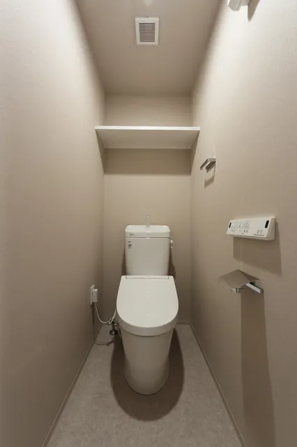 El Sereno Yokohama - Interior - ["Toilet seat", "Toilet", "Flooring"]