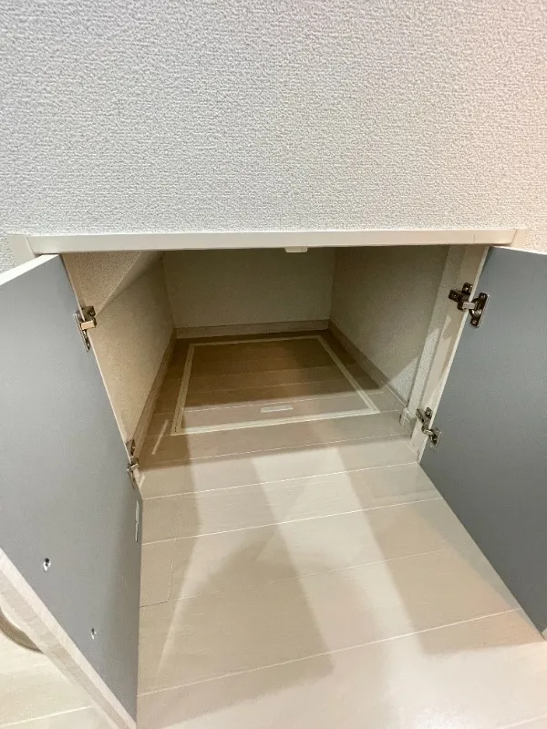 Mare Meidaimae II - Interior - ["Flooring", "Floor", "Grey"]