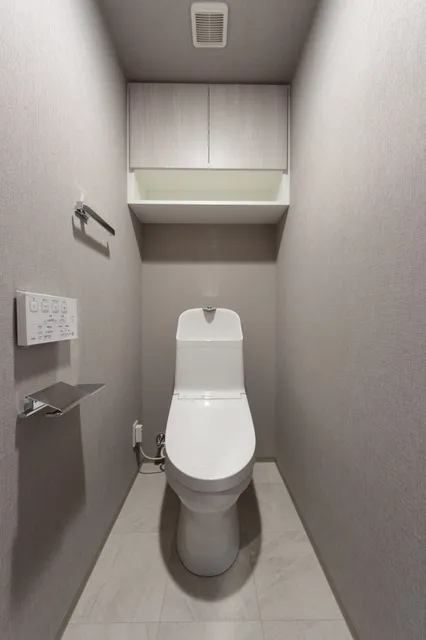 Terra Silk Forest - Interior - ["Toilet seat", "Toilet", "Flooring"]