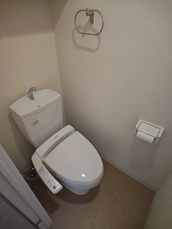 Este Maison Daizawa - Interior - ["Toilet seat", "Toilet", "Bathroom"]