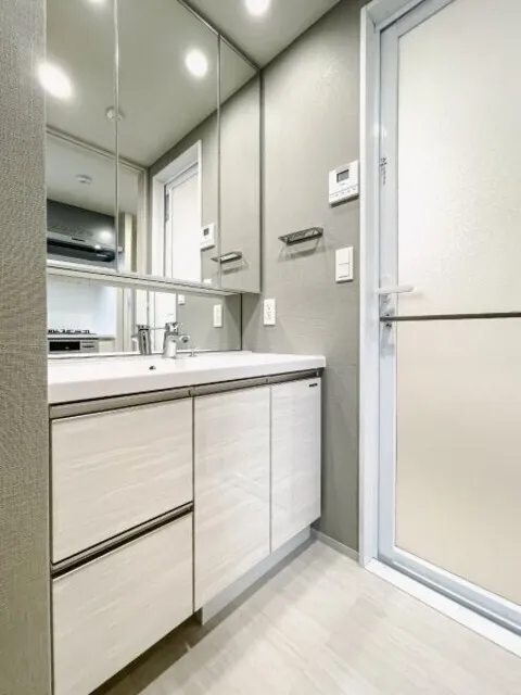 Royal Parks Ariake - Interior - ["Flooring", "Interior design", "Floor"]