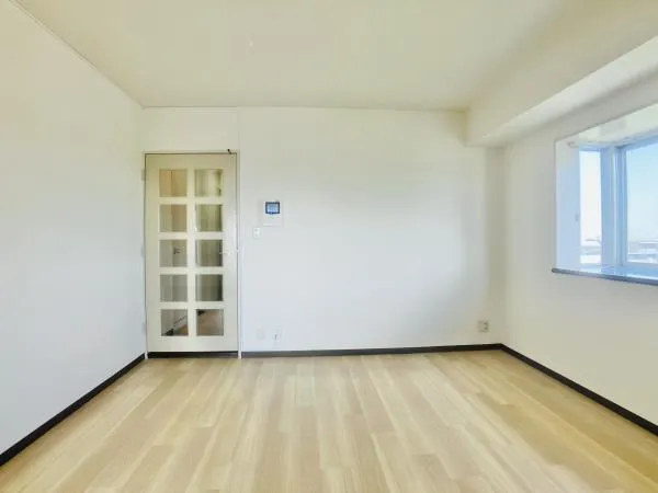 Southern Cross Plaza - Interior - ["Window", "Building", "Fixture"]