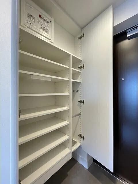 Stylio Kamata West - Interior - ["Wood", "Flooring", "Shelving"]