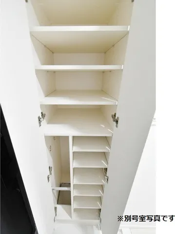 Makes Design Monzen-Nakacho River Place - Interior - ["Cupboard", "Household hardware", "Cabinetry"]