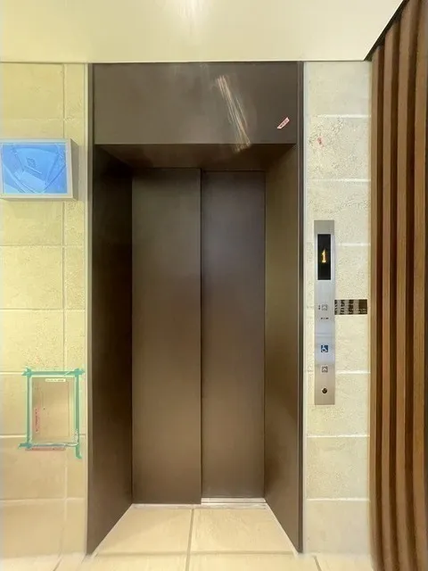 Stylio Kamata West - Other - ["Elevator", "Glass", "Wood stain"]