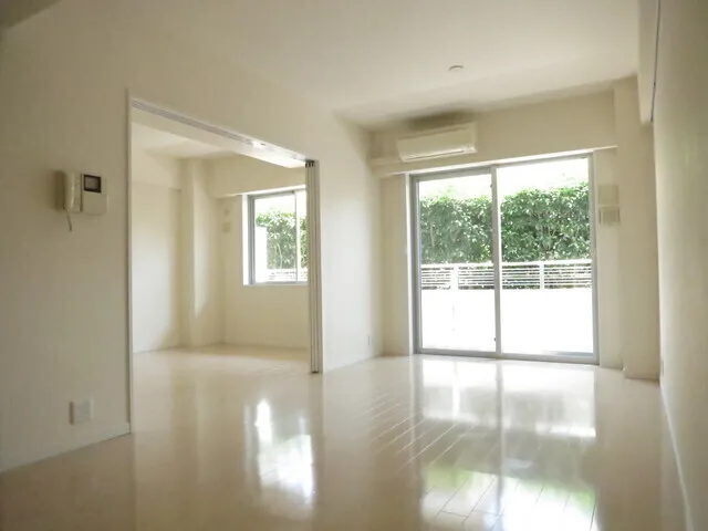Belle Soleil - Interior - ["Window", "Fixture", "Hall"]