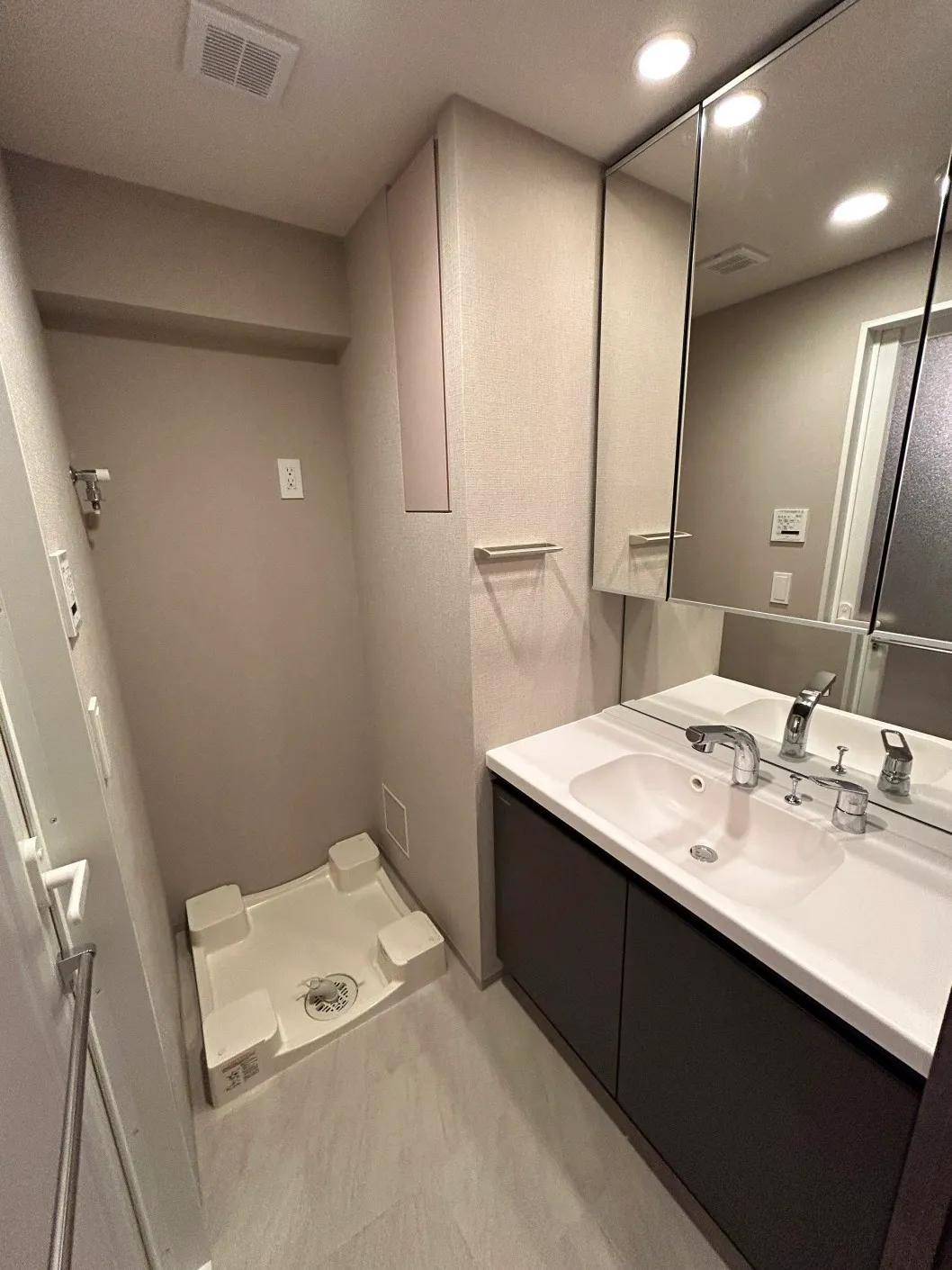 Prime Nexus Omorikita - Interior - ["Flooring", "Floor", "Plumbing fixture"]