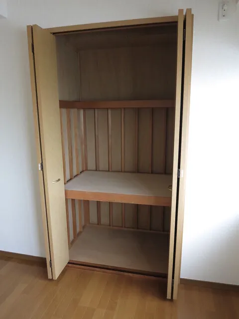 El Grampia - Interior - ["Wood", "Shelving", "Flooring"]