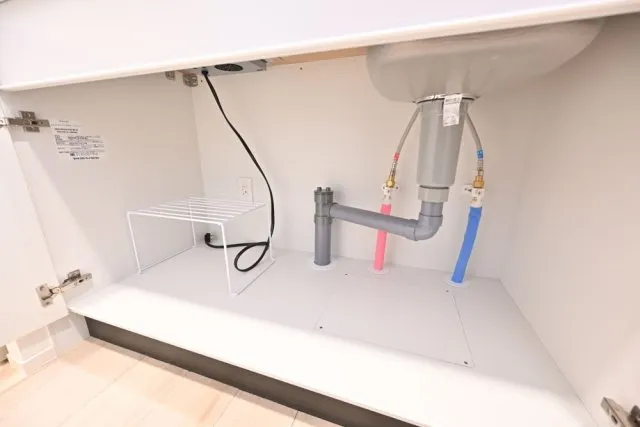 Ruygo Oshiage - Interior - ["Plumbing", "Pipe", "Electrical cable"]