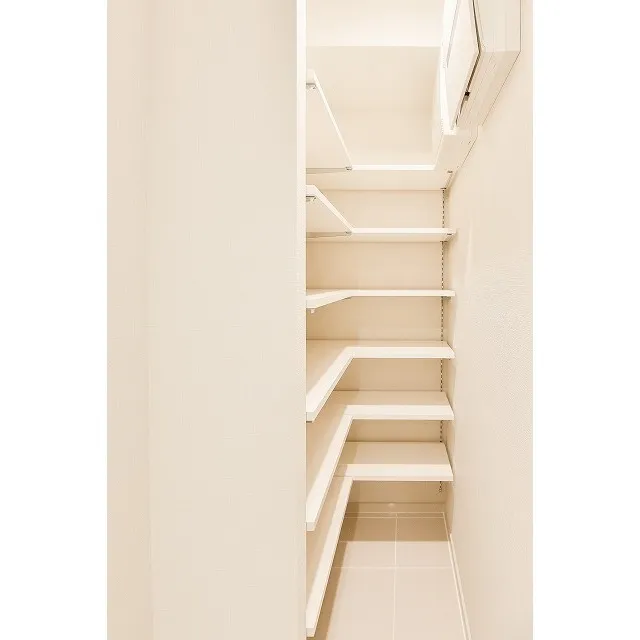 Comforia Morishita Riverside - Interior - ["Bookcase", "Shelf", "Furniture"]