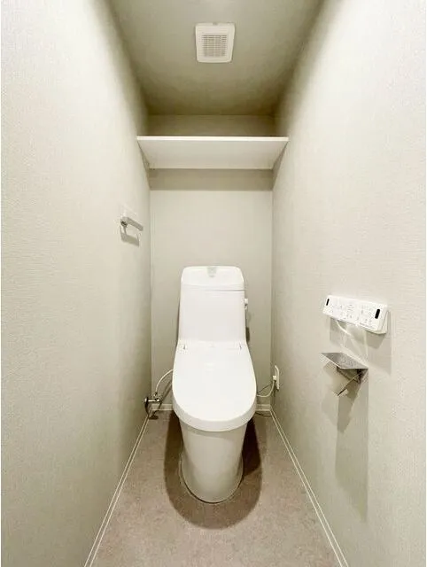 AIFLAT Wakamatsu Kawada - Interior - ["Toilet seat", "Toilet", "Flooring"]