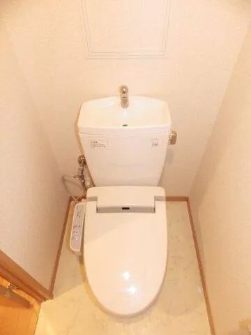 Sereno S2 - Interior - ["Toilet seat", "Plumbing fixture", "Toilet"]