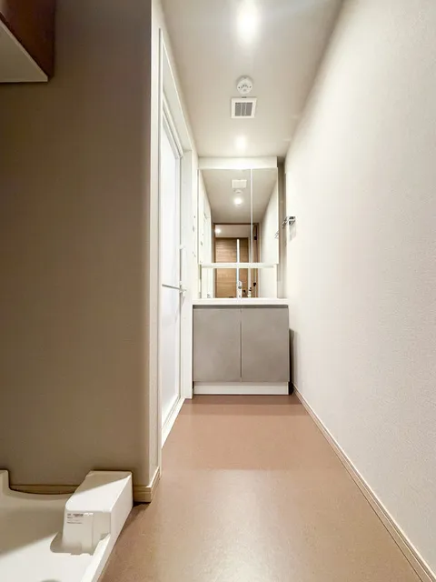 Preasvelta Minowa - Interior - ["Flooring", "Floor", "Wall"]