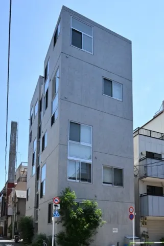 VILLETTA KOMAGOME - Exterior - ["Concrete", "Overhead power line", "Electrical cable"]