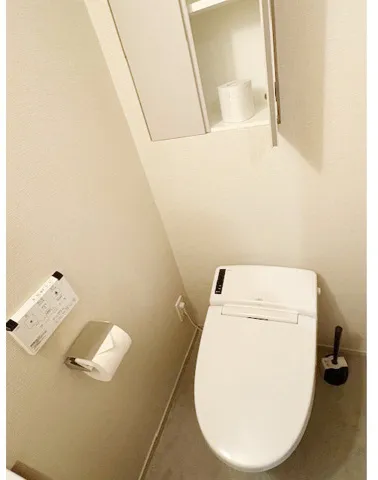 Makes Design Shiba Park - Interior - ["Toilet seat", "Toilet", "Plumbing fixture"]